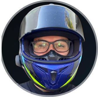 Foto do Felipe Duarte de oculos e capacete, com a viseira aberta e camisa preta